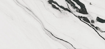 THE ROOM-Panda White 120x260- Ez a nagy csempe a panda mintáját idézi: fehér alapon fekete csíkokkal. A fehér lágyságot, a fekete erőt sugall, klasszikus, időtálló választás, amely mindig divatos marad.