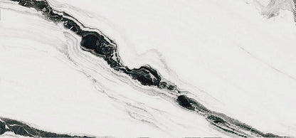 THE ROOM-Panda White 120x260- Ez a nagy csempe a panda mintáját idézi: fehér alapon fekete csíkokkal. A fehér lágyságot, a fekete erőt sugall, klasszikus, időtálló választás, amely mindig divatos marad.