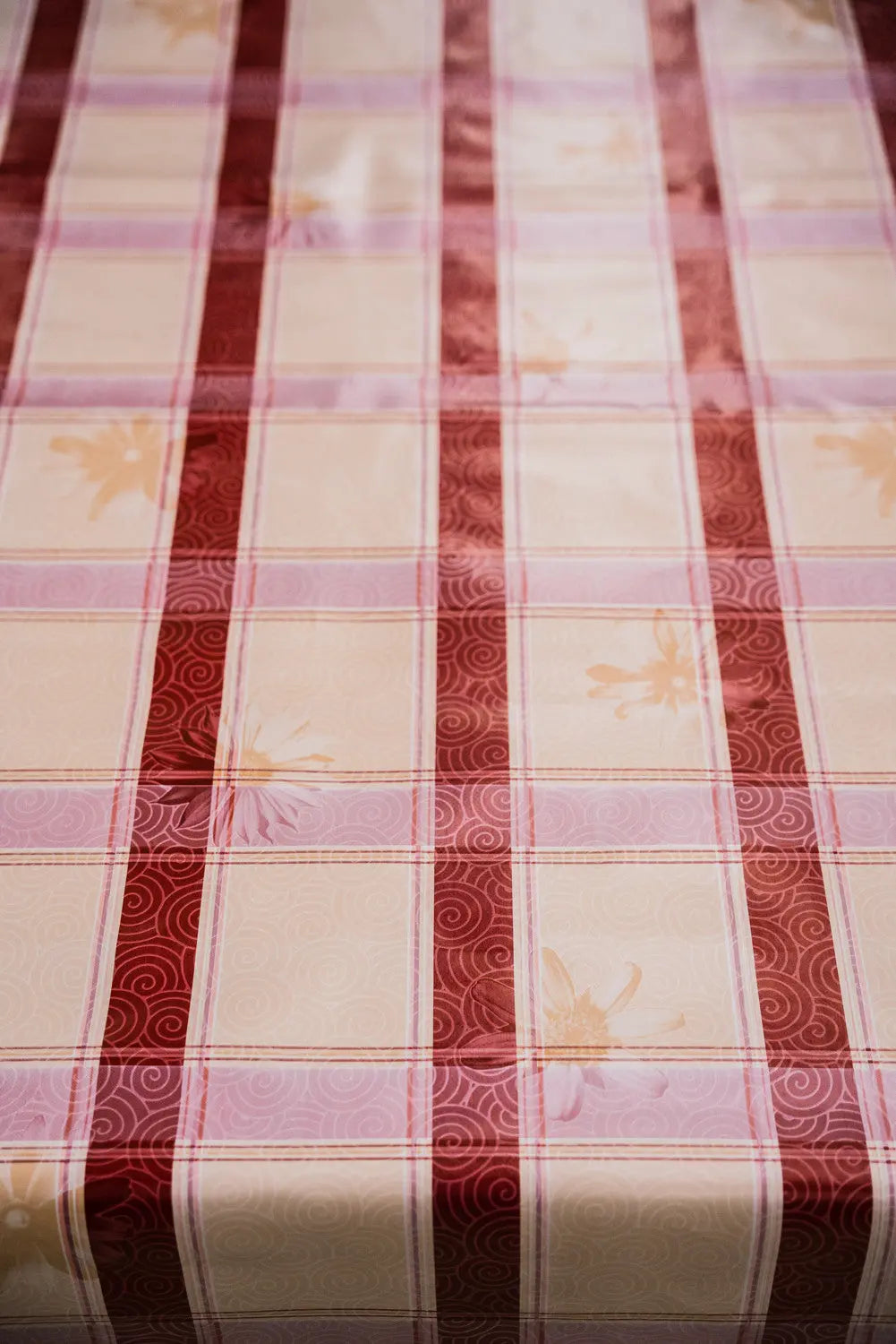 Piros kockás, virágos terítő 140x140 / piros-bordó