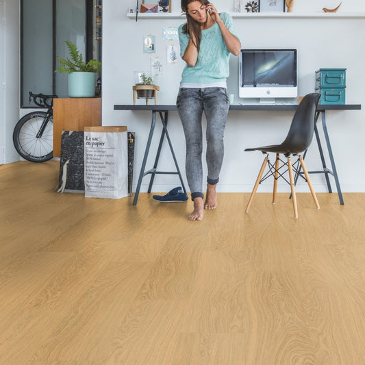 QuickStep Mézszínű tölgy vinyl AVMPU40098