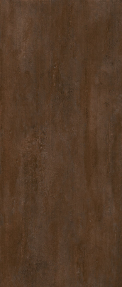 SKIN METAL CORTEN 3MM-120x300- Ez a burkolat nem csupán felület, hanem élmény: a korten acél mély, rozsdás árnyalatai a stabilitás és időtállóság érzetét keltik, meleg barna-vörös tónusai pedig intimitást és nyugalmat sugároznak.