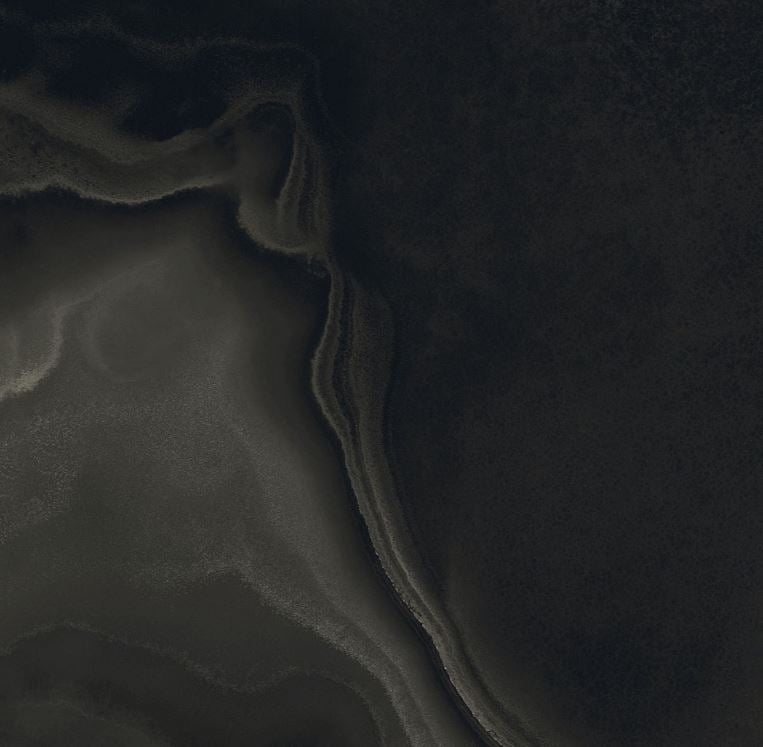 SMOKY BLACK GLOSSY- Ez a karakteres fekete nagy csempe a ködös éj hangulatát idézi. A fekete erőt és magabiztosságot sugall, a szürke tónusok pedig lágyítják, így kifinomult, mégis nyugodt összhatást teremt.