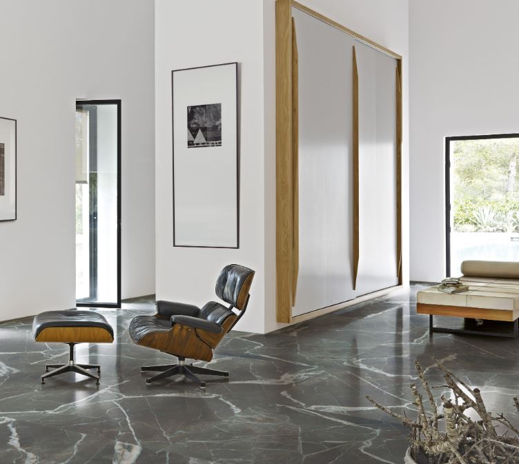 STONE CALACATTA BLACK GLOSSY 120X280 9mm, Ez a fekete magasfényű nagy  csempe mély alapjával és világos erezetével azonnal magára vonja a tekintetet, erőt, önbizalmat és kifinomult eleganciát sugároz.