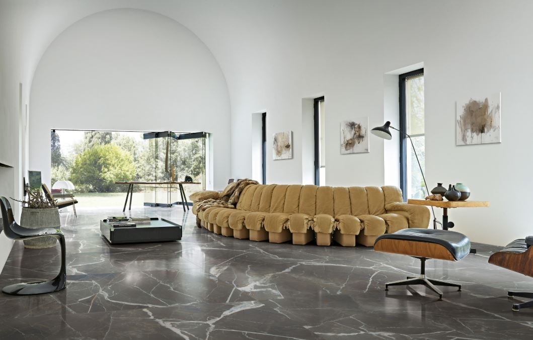 STONE CALACATTA BLACK GLOSSY 120X280 9mm, Ez a fekete magasfényű nagy  csempe mély alapjával és világos erezetével azonnal magára vonja a tekintetet, erőt, önbizalmat és kifinomult eleganciát sugároz.
