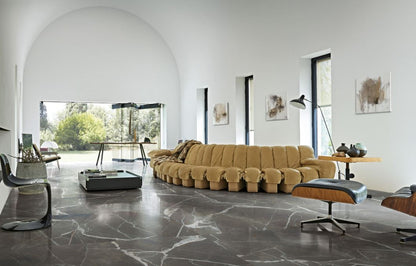 STONE CALACATTA BLACK GLOSSY 120X280 9mm, Ez a fekete magasfényű nagy  csempe mély alapjával és világos erezetével azonnal magára vonja a tekintetet, erőt, önbizalmat és kifinomult eleganciát sugároz.