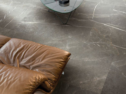 STONE CALACATTA BLACK GLOSSY 120X280 9mm, Ez a fekete magasfényű nagy  csempe mély alapjával és világos erezetével azonnal magára vonja a tekintetet, erőt, önbizalmat és kifinomult eleganciát sugároz.