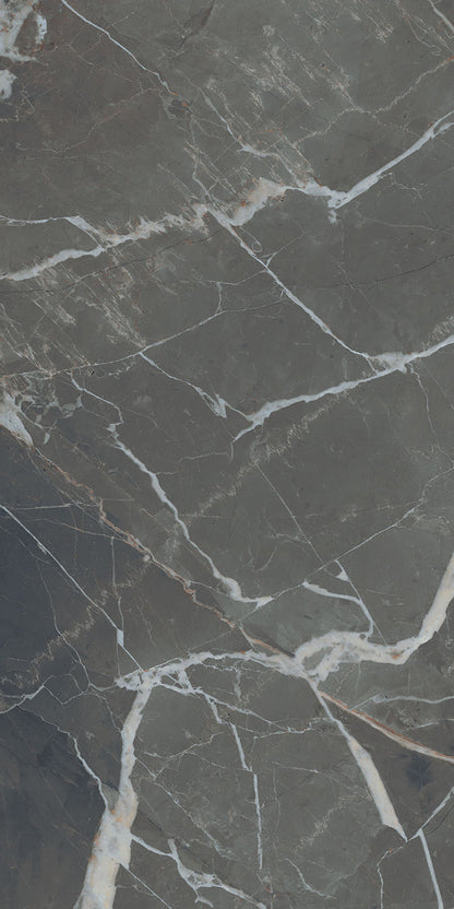 STONE CALACATTA BLACK GLOSSY 120X280 9mm, Ez a fekete magasfényű nagy  csempe mély alapjával és világos erezetével azonnal magára vonja a tekintetet, erőt, önbizalmat és kifinomult eleganciát sugároz.