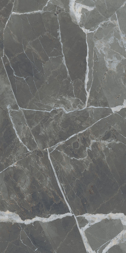 STONE CALACATTA BLACK GLOSSY 120X280 9mm, Ez a fekete magasfényű nagy  csempe mély alapjával és világos erezetével azonnal magára vonja a tekintetet, erőt, önbizalmat és kifinomult eleganciát sugároz.