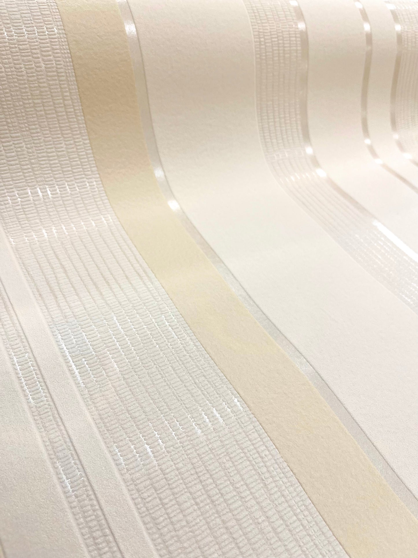 Elegáns bézs csíkos tapéta