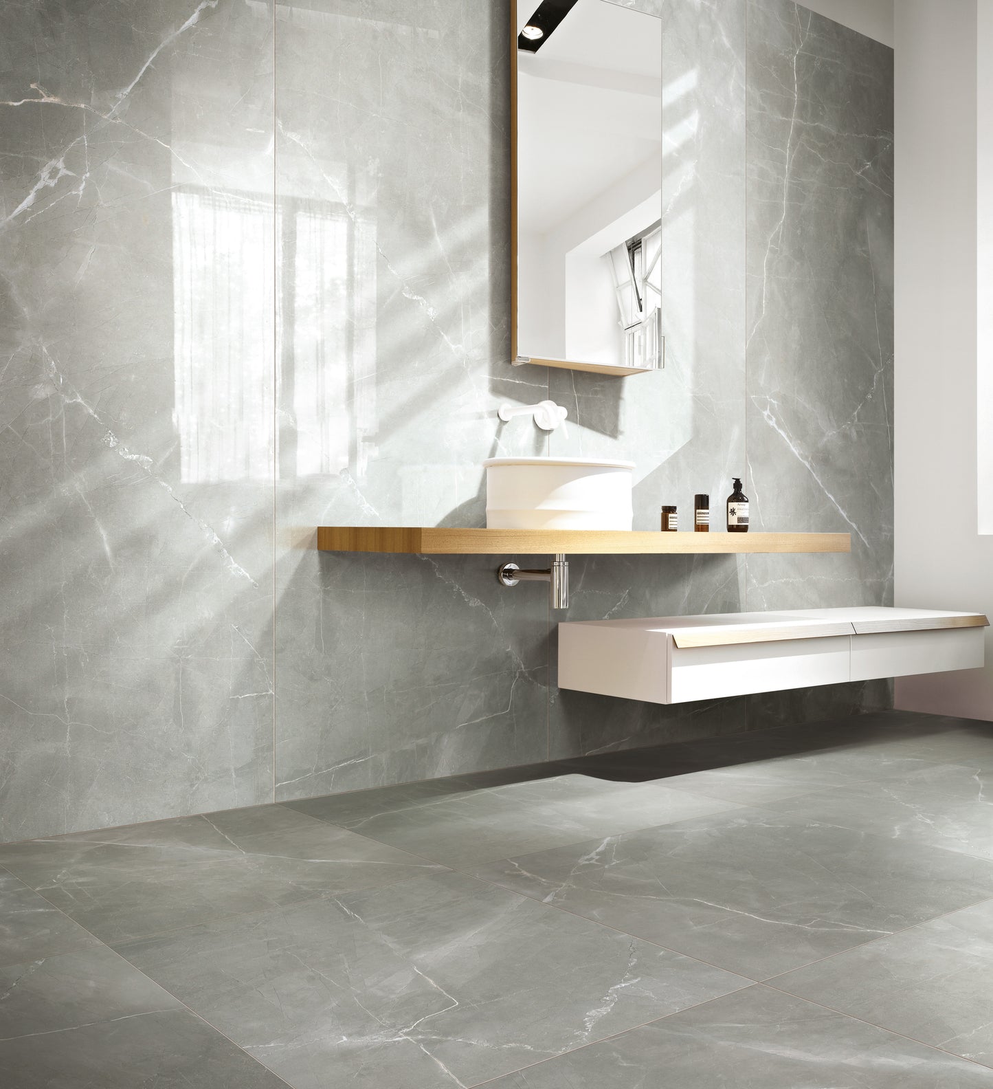 TIMELESS AMANI GREY NAT 80x240- Ez a világosszürke, márványhatású csempe csendes luxust és harmóniát sugároz; lágy erezete és színátmenete nyugalmat teremt, miközben a fény, a fa és a fehér elemek érvényesülhetnek a térben.