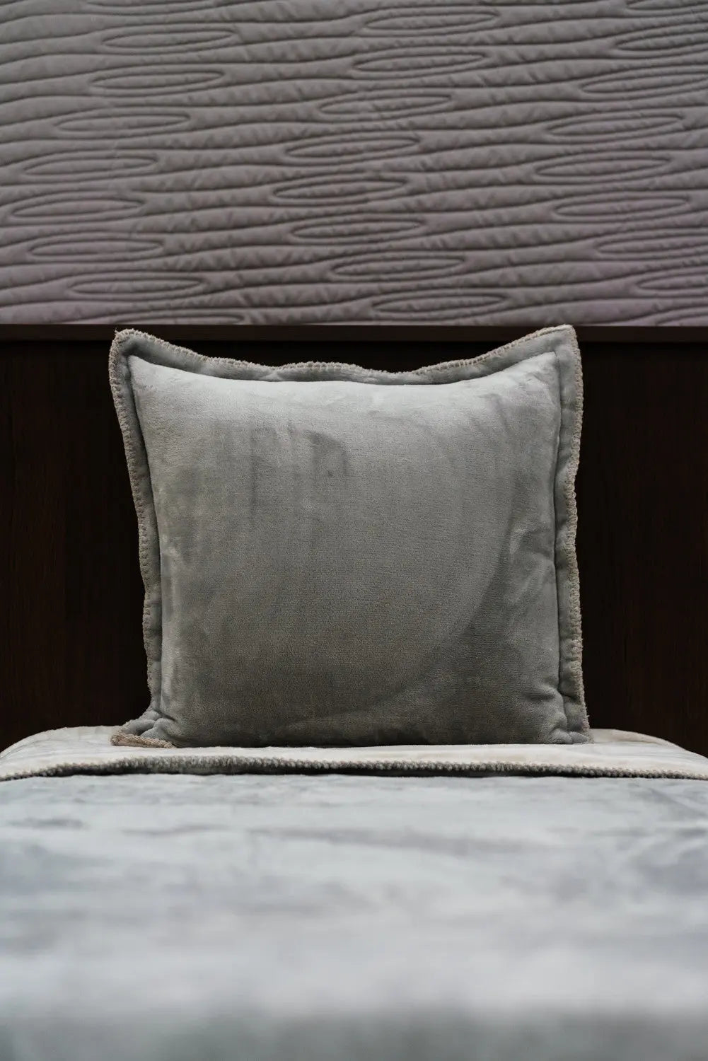Velvet vison ágyterítő szett párnával 160x220+45x45 / szürke