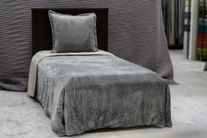 Velvet vison ágyterítő szett párnával 160x220+45x45 / szürke