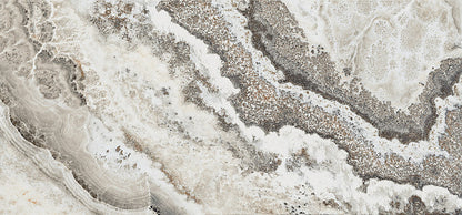 THE ROOM Black Dahlia 120x260- Mint egy finoman erezett kagyló a parton, ez a nagy csempe a természet ihlette földszínek eleganciáját idézi. A bézs és barnás árnyalatok stabilitást sugallnak, a fehér tónusok pedig meleg, barátságos hangulatot teremtenek.