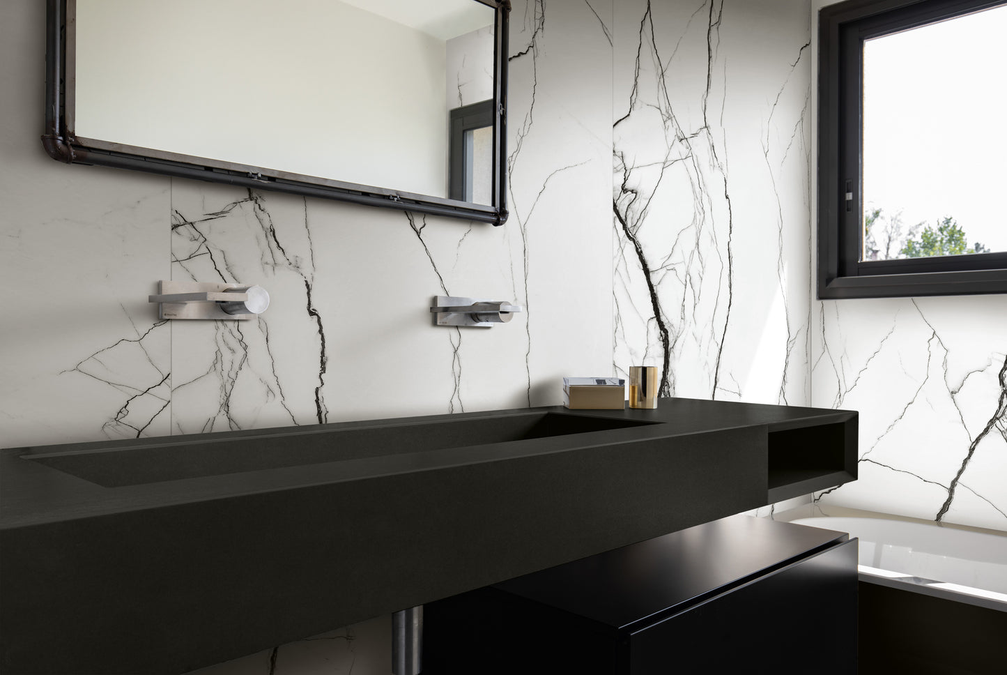 B&W BLACK GLOSSY 120x240- merész és elegáns választás, amely modern, exkluzív hangulatot teremt bármely enteriőrben.