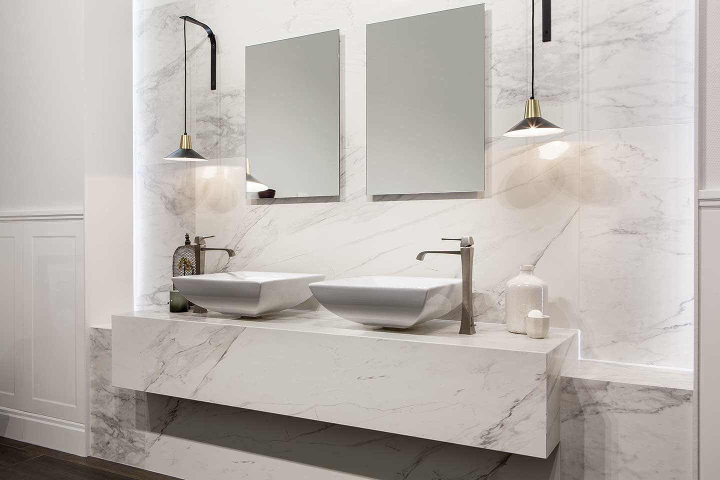 STONES CALACATTA SMOOTH- 120x280- Ez a márványhatású burkolat tiszta fehér alapjával és finom szürke erezetével világosságot, eleganciát és nyugalmat visz a térbe, miközben a modern letisztultságot és harmonikus struktúrát ötvözi.