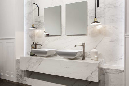 STONES CALACATTA SMOOTH- 120x280- Ez a márványhatású burkolat tiszta fehér alapjával és finom szürke erezetével világosságot, eleganciát és nyugalmat visz a térbe, miközben a modern letisztultságot és harmonikus struktúrát ötvözi.