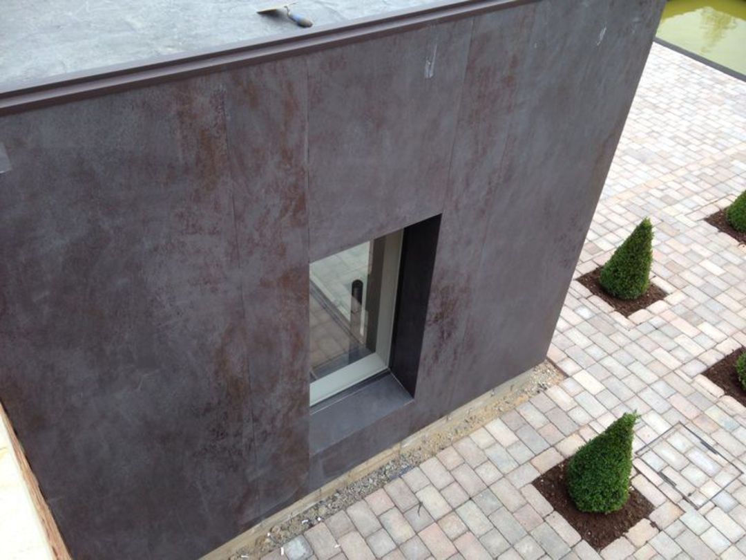 LAMINAM OXIDE NERO 100x300; Az Oxide Nero mély fekete és antracitszürke árnyalataival kifinomultságot, időtlenséget és modern hangulatot ad a térnek, beltéri és kültéri használatra egyaránt alkalmas.