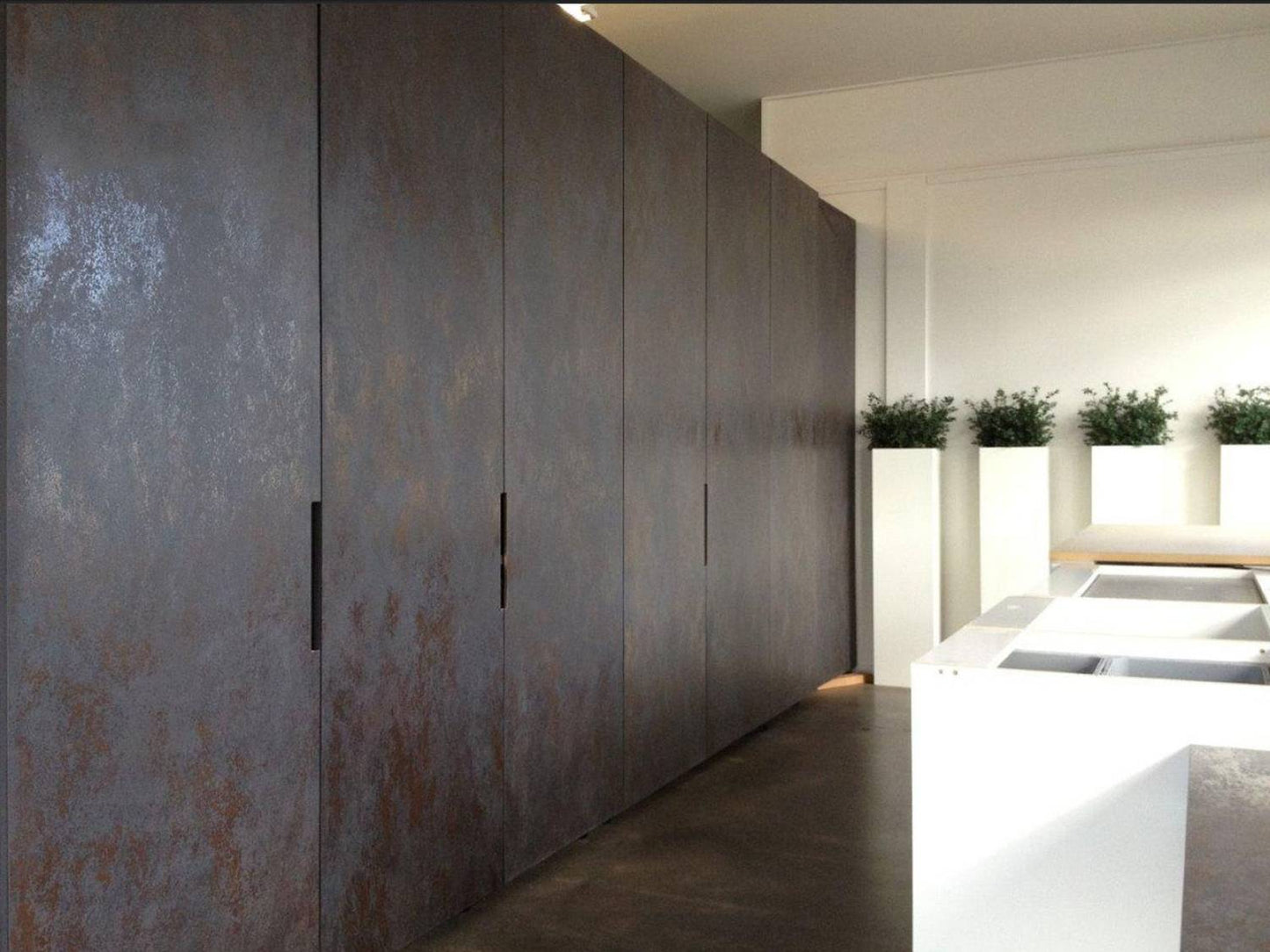 LAMINAM OXIDE NERO 100x300; Az Oxide Nero mély fekete és antracitszürke árnyalataival kifinomultságot, időtlenséget és modern hangulatot ad a térnek, beltéri és kültéri használatra egyaránt alkalmas.