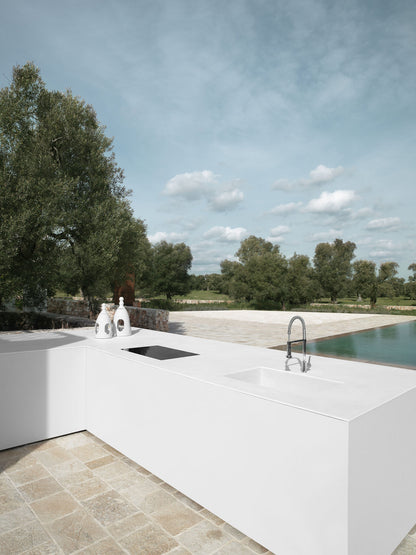 LAMINAM COLLECTION NEVE 100x300; A neve nem csak csempe, hanem érzés: semleges árnyalata és ezüstös fénye havas hegycsúcsok hangulatát idézi, frissességet és eleganciát adva a térnek.
