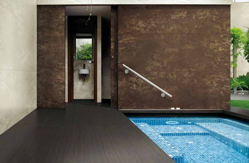 LAMINAM OXIDE MORO 100x300; Az Oxide Moro felülete a természetes oxidációt idézi, mély barna, rozsdás és szürkés árnyalataival elegáns, karakteres és modern hangulatot teremt fürdőszobában, nappaliban vagy teraszon.