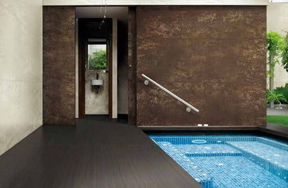 LAMINAM OXIDE MORO 100x300; Az Oxide Moro felülete a természetes oxidációt idézi, mély barna, rozsdás és szürkés árnyalataival elegáns, karakteres és modern hangulatot teremt fürdőszobában, nappaliban vagy teraszon.